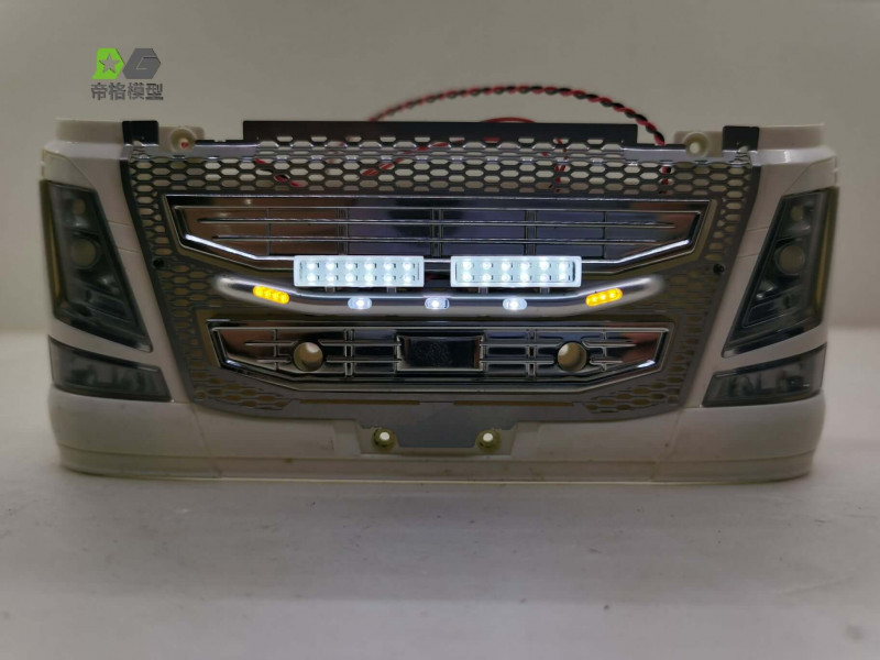 WTE Grill Lichtbeugel met LED Balken Tamiya Volvo FH16 1/14