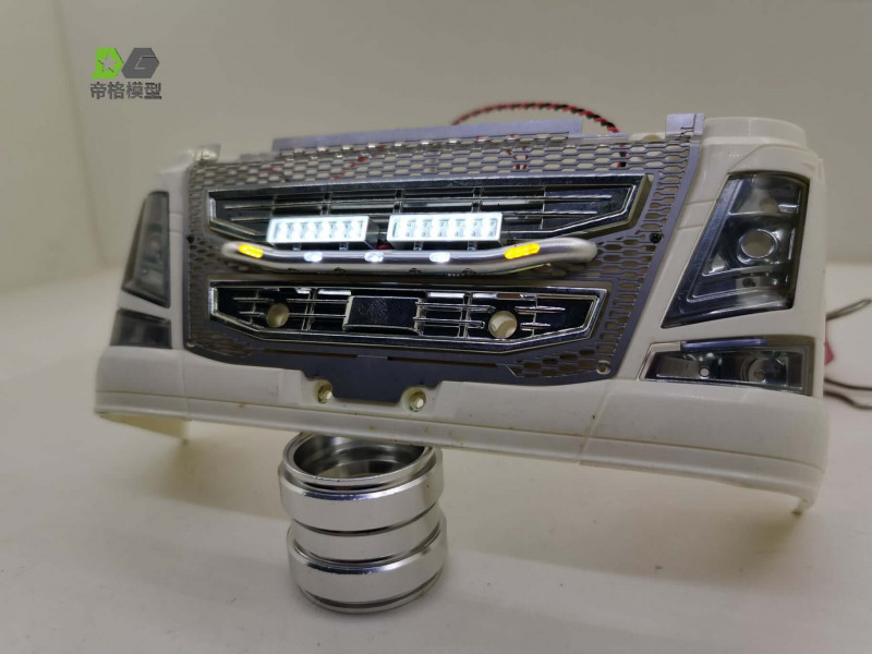 WTE Grill Lichtbeugel met LED Balken Tamiya Volvo FH16 1/14
